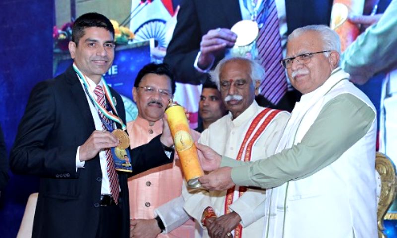 Lt. Col. Randeep Hundal receiving the “Champions of Change” award from CM Haryana Manohar Lal Khattar in the eminent presence of His Excellency Shri Bandaru Dattatraya Hon’ble Governor of Haryana