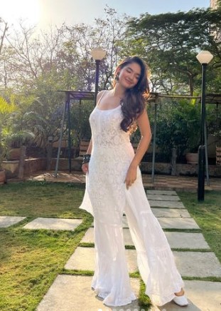 Anushka Sen is all pretty in a cream-colored silky dress