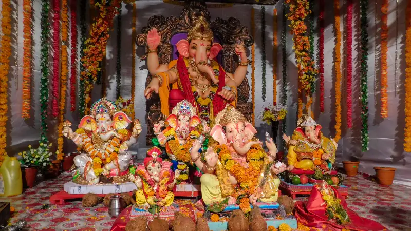 During Diwali, selling idols is also one of the profitable businesses. lots of people buy different types of idols to decorate their homes. Some people buy every year new idols of the goddess Lakshmi and the god Ganesh. 