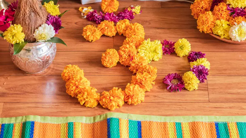 Flowers play a special role during the festival. Almost everyone needs fresh and good flowers from their home. So, it is also one of the highly demanded products during Diwali. Lots of people sell flowers and earn very good profits. 